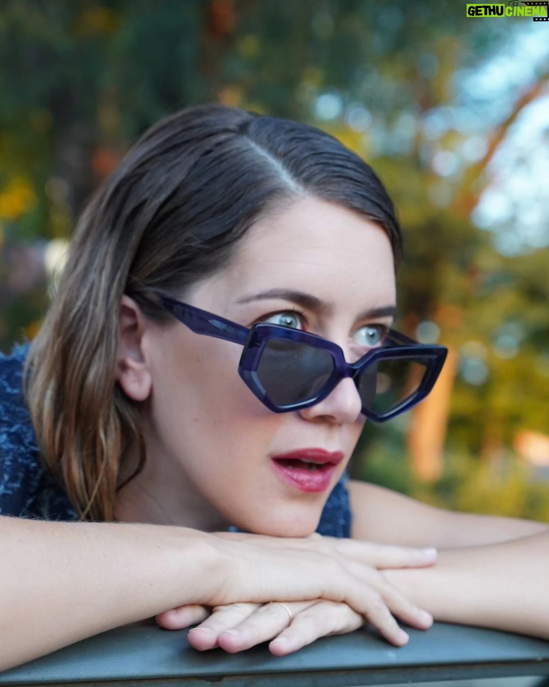 Clara Alonso Instagram - Azul. Y Septiembre. Ya septiembre. Cuando menos queremos, el tiempo pasa volando, como las horas. La mañana no pasa, y de repente son las 18.50. ¿Cómo es tan relativo el tiempo? ¿Es una sensación? pero siendo algo tan exacto, ¿cómo puede variar tanto bajo nuestra mirada?