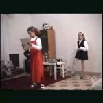Clara Alonso Instagram - Y así pasa la vida... y nos vamos transformando.. y preguntando cómo es que pasan tan rápido los años. Veo los videos de cuando era chiquita y me siento la misma. Me veo histriónica, seria, payasa, controladora, charlatana. Que viaje la vida. Agradezco a la familia que tengo, que con amor y paciencia me criaron y me siguen acompañando de cerquita con su amor, apoyo y consejos. Agradezco a mis amigos... los que veo más, a los que no tanto. A mi ❤️ que me acompaña, potencia, contiene y quiere infinito. Y les agradezco a ustedes por acompañarme desde hace tanto tiempo con tanto amor y respeto. Pd. En el último video actuaba de Susana G. y ponía a primos y hermanos a actuar conmigo🤣