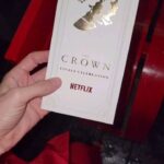 Clara Alonso Instagram - The Crown es una de mis series favoritas de todos los tiempos por sus guiones, la excelencia de como se realizó, sus actuaciones brillantes. Una serie que me acompañó los últimos años de mi vida... ¿a quién más? ¿Cuáles son son sus personajes o temporada favorita?  ¿qué les hizo sentir? Que regalo haber viajado a Londres a la premiere de la última temporada de #TheCrown . Gracias @chenetflix @netflixlat por este viaje inolvidable. Y ya saben el 14/12  se estrenan los capítulos finales (que sin spoilear.. son INCREIBLES) @netflixuk @thecrownnetflix Mi look @redondobrand @lodishoes @ebraestudio
