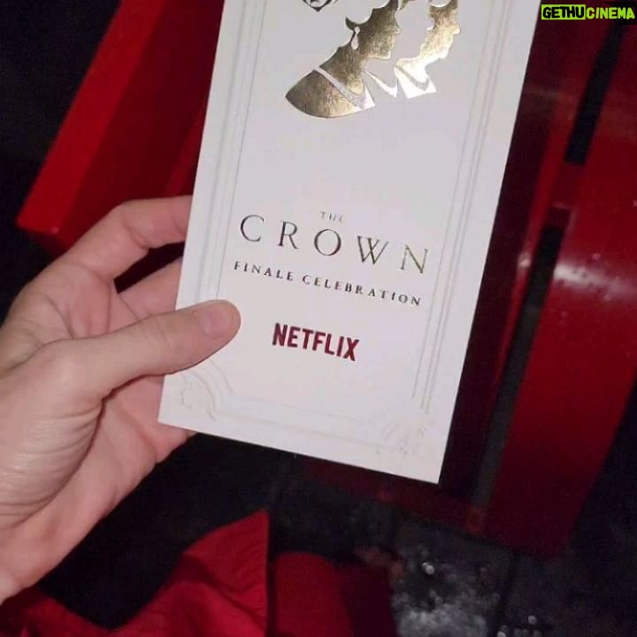 Clara Alonso Instagram - The Crown es una de mis series favoritas de todos los tiempos por sus guiones, la excelencia de como se realizó, sus actuaciones brillantes. Una serie que me acompañó los últimos años de mi vida... ¿a quién más? ¿Cuáles son son sus personajes o temporada favorita? ¿qué les hizo sentir? Que regalo haber viajado a Londres a la premiere de la última temporada de #TheCrown . Gracias @chenetflix @netflixlat por este viaje inolvidable. Y ya saben el 14/12 se estrenan los capítulos finales (que sin spoilear.. son INCREIBLES) @netflixuk @thecrownnetflix Mi look @redondobrand @lodishoes @ebraestudio