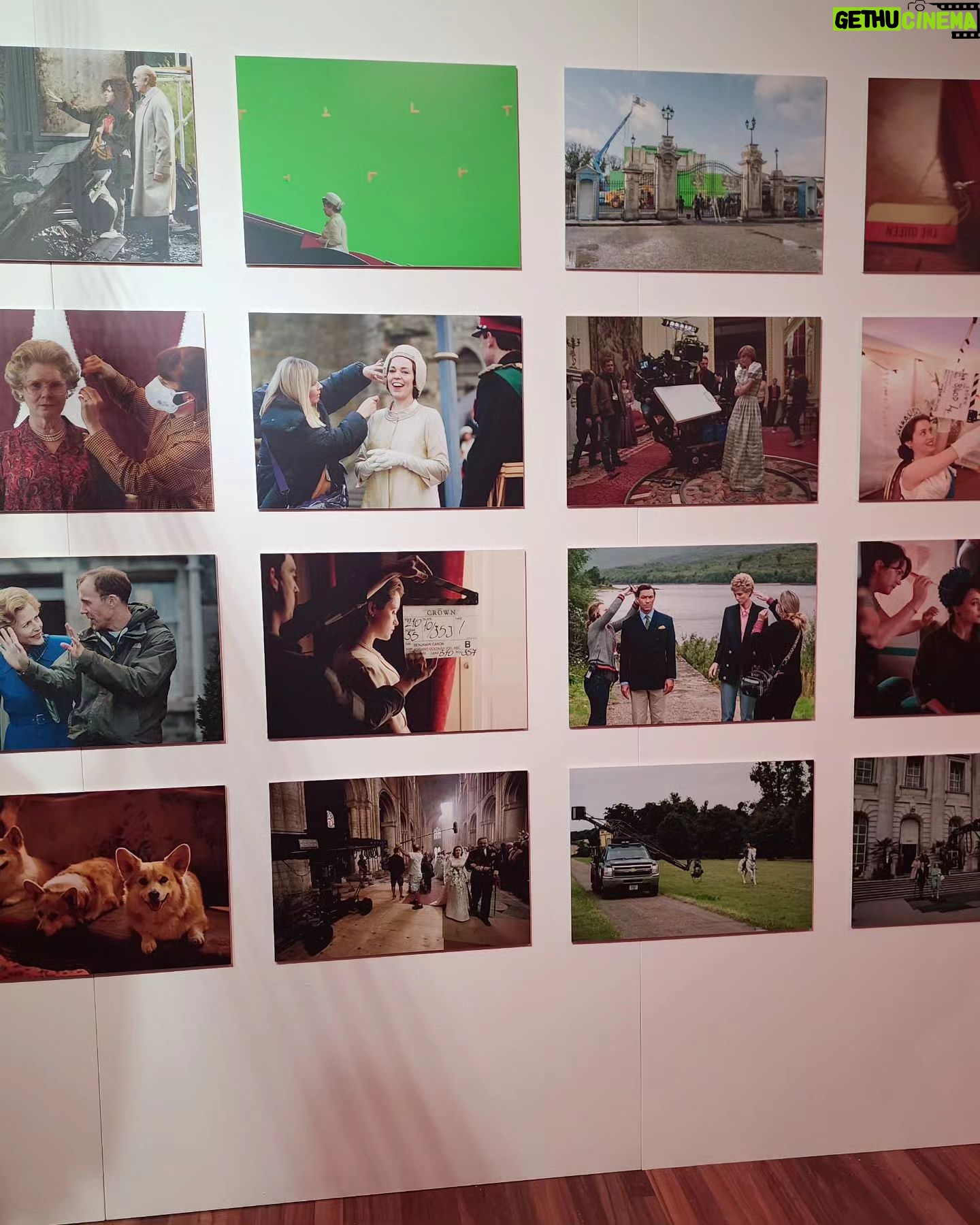 Clara Alonso Instagram - The Crown es una de mis series favoritas de todos los tiempos por sus guiones, la excelencia de como se realizó, sus actuaciones brillantes. Una serie que me acompañó los últimos años de mi vida... ¿a quién más? ¿Cuáles son son sus personajes o temporada favorita? ¿qué les hizo sentir? Que regalo haber viajado a Londres a la premiere de la última temporada de #TheCrown . Gracias @chenetflix @netflixlat por este viaje inolvidable. Y ya saben el 14/12 se estrenan los capítulos finales (que sin spoilear.. son INCREIBLES) @netflixuk @thecrownnetflix Mi look @redondobrand @lodishoes @ebraestudio