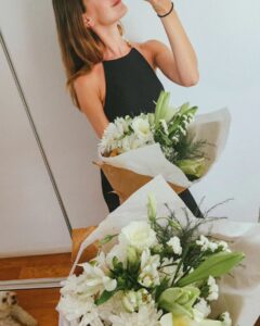 Clara Alonso Instagram - Y así pasa la vida... y nos vamos transformando.. y preguntando cómo es que pasan tan rápido los años. Veo los videos de cuando era chiquita y me siento la misma. Me veo histriónica, seria, payasa, controladora, charlatana. Que viaje la vida. Agradezco a la familia que tengo, que con amor y paciencia me criaron y me siguen acompañando de cerquita con su amor, apoyo y consejos. Agradezco a mis amigos... los que veo más, a los que no tanto. A mi ❤️ que me acompaña, potencia, contiene y quiere infinito. Y les agradezco a ustedes por acompañarme desde hace tanto tiempo con tanto amor y respeto. Pd. En el último video actuaba de Susana G. y ponía a primos y hermanos a actuar conmigo🤣