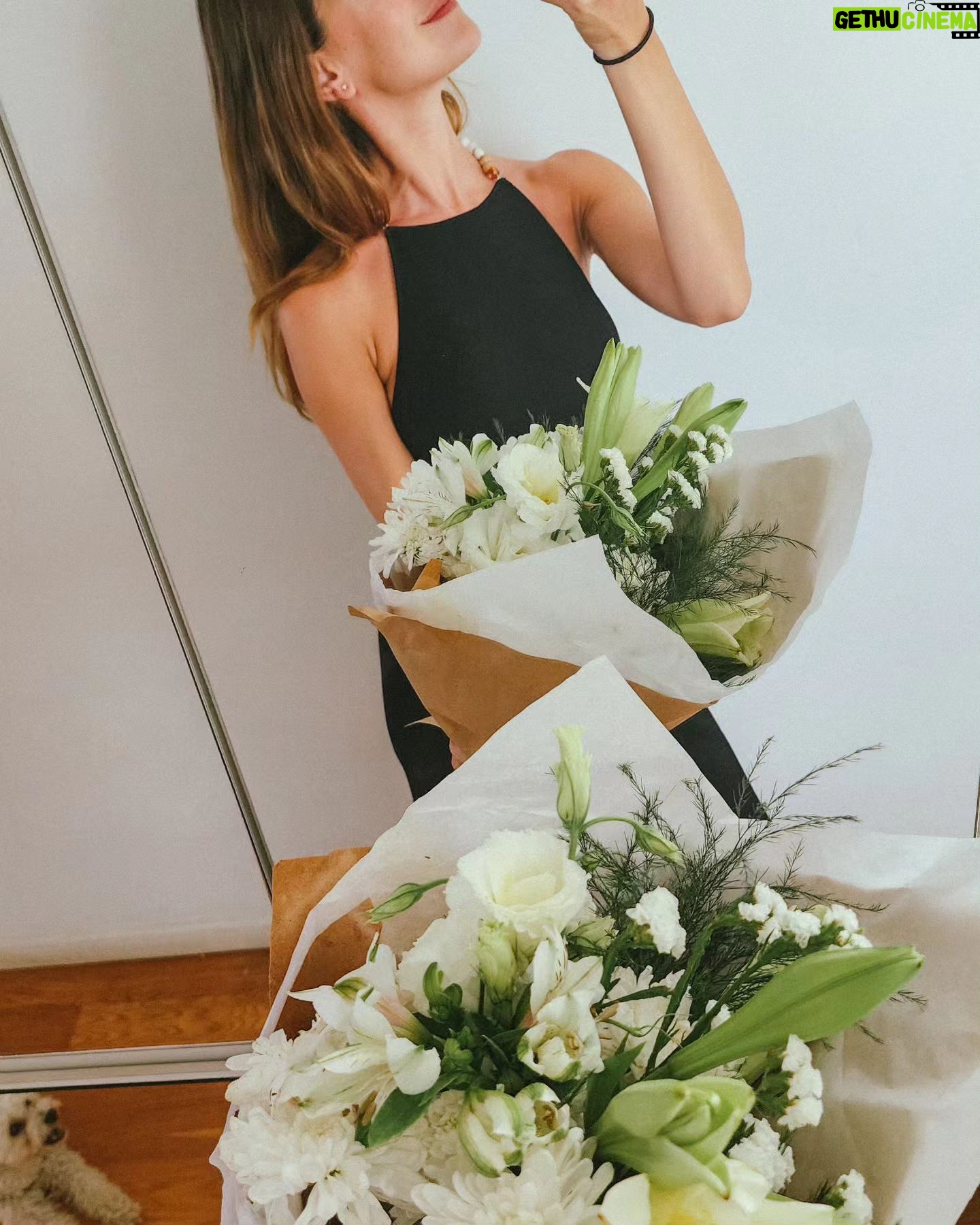 Clara Alonso - 23.4K Likes - Y así pasa la vida... y nos vamos transformando.. y preguntando cómo es que pasan tan rápido los años. Veo los videos de cuando era chiquita y me siento la misma. Me veo histriónica, seria, payasa, controladora, charlatana.
Que viaje la vida. Agradezco a la familia que tengo, que con amor y paciencia me criaron y me siguen acompañando de cerquita con su amor, apoyo y consejos. Agradezco a mis amigos... los que veo más, a los que no tanto. A mi ❤️ que me acompaña, potencia, contiene y quiere infinito.
Y les agradezco a ustedes por acompañarme desde hace tanto tiempo con tanto amor y respeto.
Pd. En el último video actuaba de Susana G. y ponía a primos y hermanos a actuar conmigo🤣