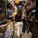 Clara Alonso Instagram - De quienes habrán sido esos objetos, cuantas historias tendrán. Además de alergia, los anticuarios me producen curiosidad, y deseo. Creo que me hubiese llevado varias lámparas, y algunas copas, y floreros. No me llevé nada. Seguro vaya a volver. Que tengan un lindo domingo♡