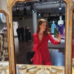 Clara Alonso Instagram - The Crown es una de mis series favoritas de todos los tiempos por sus guiones, la excelencia de como se realizó, sus actuaciones brillantes. Una serie que me acompañó los últimos años de mi vida... ¿a quién más? ¿Cuáles son son sus personajes o temporada favorita?  ¿qué les hizo sentir? Que regalo haber viajado a Londres a la premiere de la última temporada de #TheCrown . Gracias @chenetflix @netflixlat por este viaje inolvidable. Y ya saben el 14/12  se estrenan los capítulos finales (que sin spoilear.. son INCREIBLES) @netflixuk @thecrownnetflix Mi look @redondobrand @lodishoes @ebraestudio