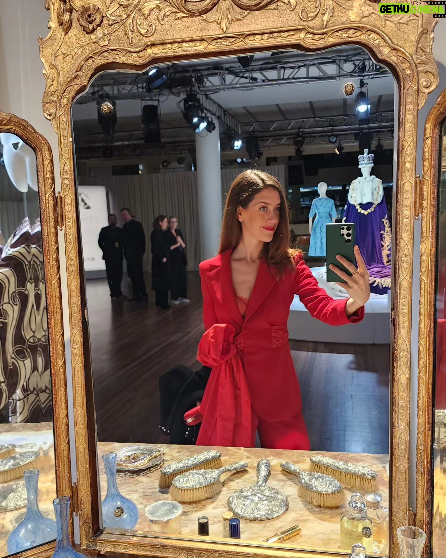 Clara Alonso Instagram - The Crown es una de mis series favoritas de todos los tiempos por sus guiones, la excelencia de como se realizó, sus actuaciones brillantes. Una serie que me acompañó los últimos años de mi vida... ¿a quién más? ¿Cuáles son son sus personajes o temporada favorita? ¿qué les hizo sentir? Que regalo haber viajado a Londres a la premiere de la última temporada de #TheCrown . Gracias @chenetflix @netflixlat por este viaje inolvidable. Y ya saben el 14/12 se estrenan los capítulos finales (que sin spoilear.. son INCREIBLES) @netflixuk @thecrownnetflix Mi look @redondobrand @lodishoes @ebraestudio