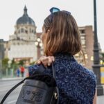 Clara Alonso Instagram – Azul. Y Septiembre. Ya septiembre. Cuando menos queremos, el tiempo pasa volando, como las horas. La mañana no pasa, y de repente son las 18.50. 

¿Cómo es tan relativo el tiempo? ¿Es una sensación? pero siendo algo tan exacto, ¿cómo puede variar tanto bajo nuestra mirada?