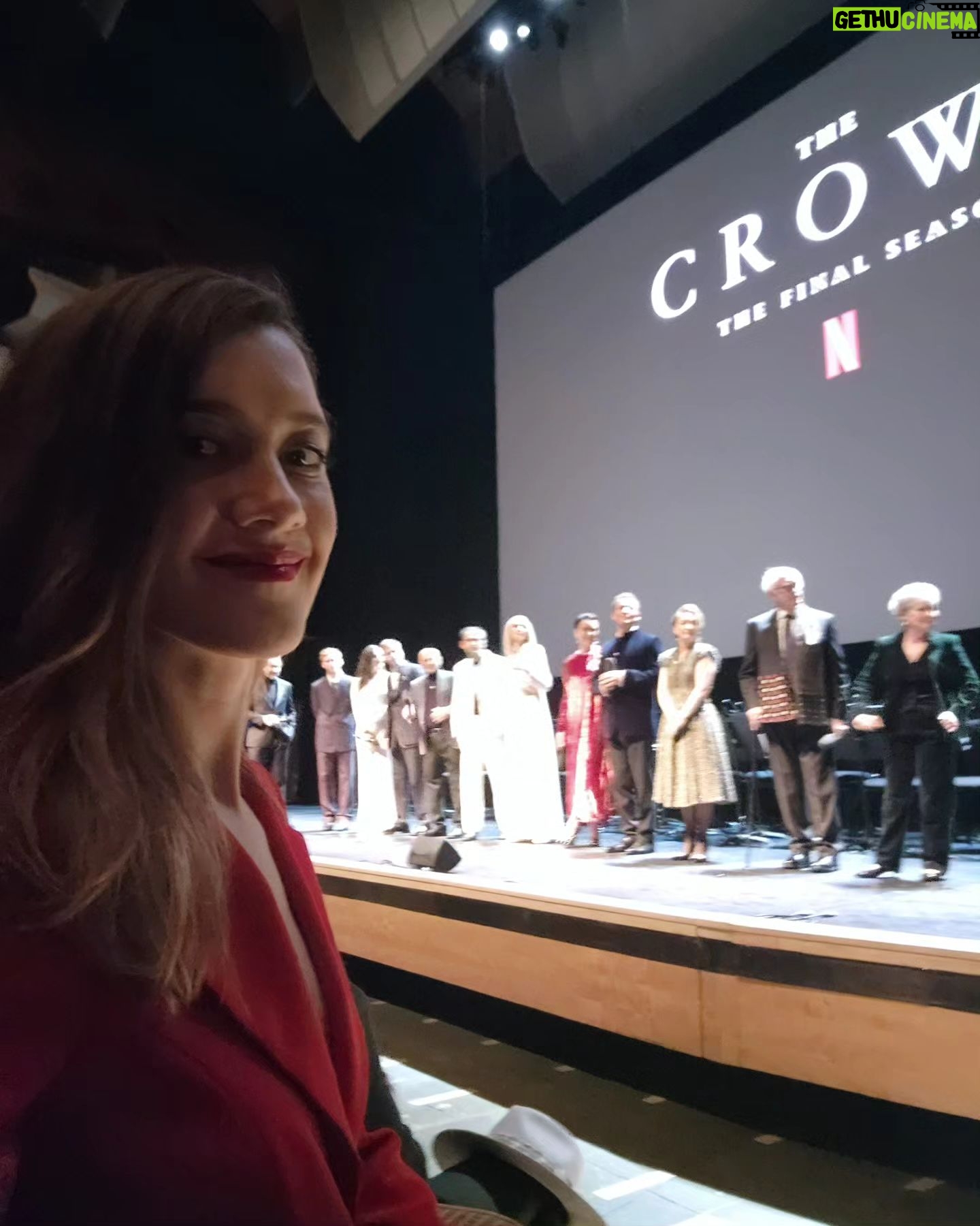 Clara Alonso Instagram - The Crown es una de mis series favoritas de todos los tiempos por sus guiones, la excelencia de como se realizó, sus actuaciones brillantes. Una serie que me acompañó los últimos años de mi vida... ¿a quién más? ¿Cuáles son son sus personajes o temporada favorita? ¿qué les hizo sentir? Que regalo haber viajado a Londres a la premiere de la última temporada de #TheCrown . Gracias @chenetflix @netflixlat por este viaje inolvidable. Y ya saben el 14/12 se estrenan los capítulos finales (que sin spoilear.. son INCREIBLES) @netflixuk @thecrownnetflix Mi look @redondobrand @lodishoes @ebraestudio
