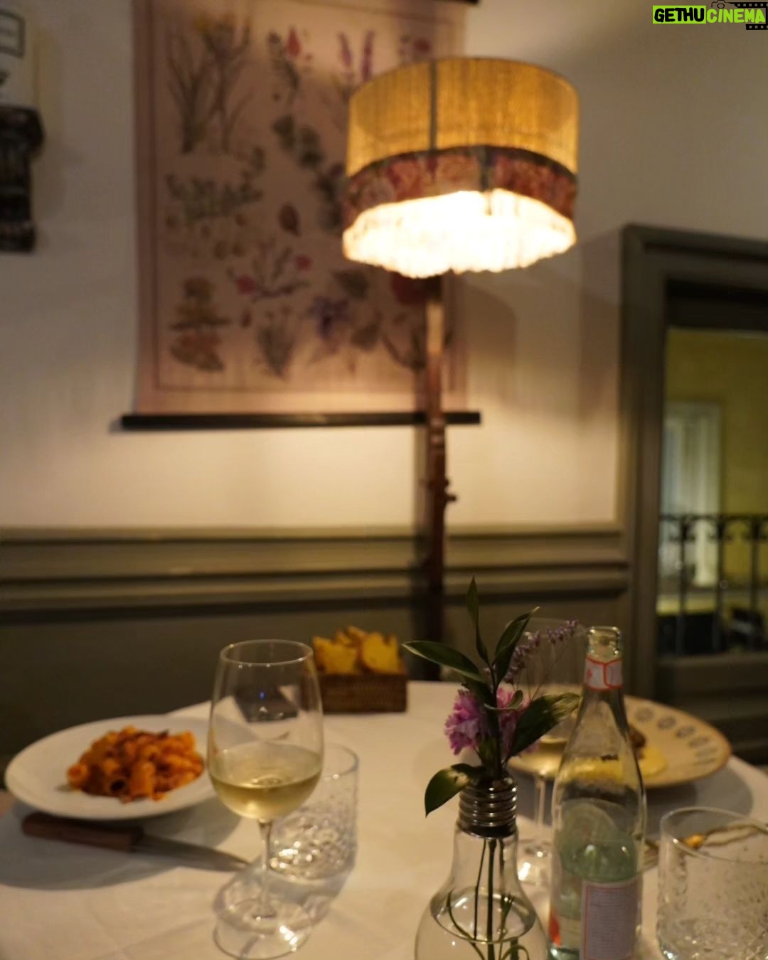Clara Alonso Instagram - MIX muy MIX. Fotitos en Lavapiés. Selfies a mis amigas. Foto de Vicente. Foto recién levantada post noche de crisis. Foto de mesita en restaurante. Pastas con lluvia. Un poquito de todo. Como en la vida.