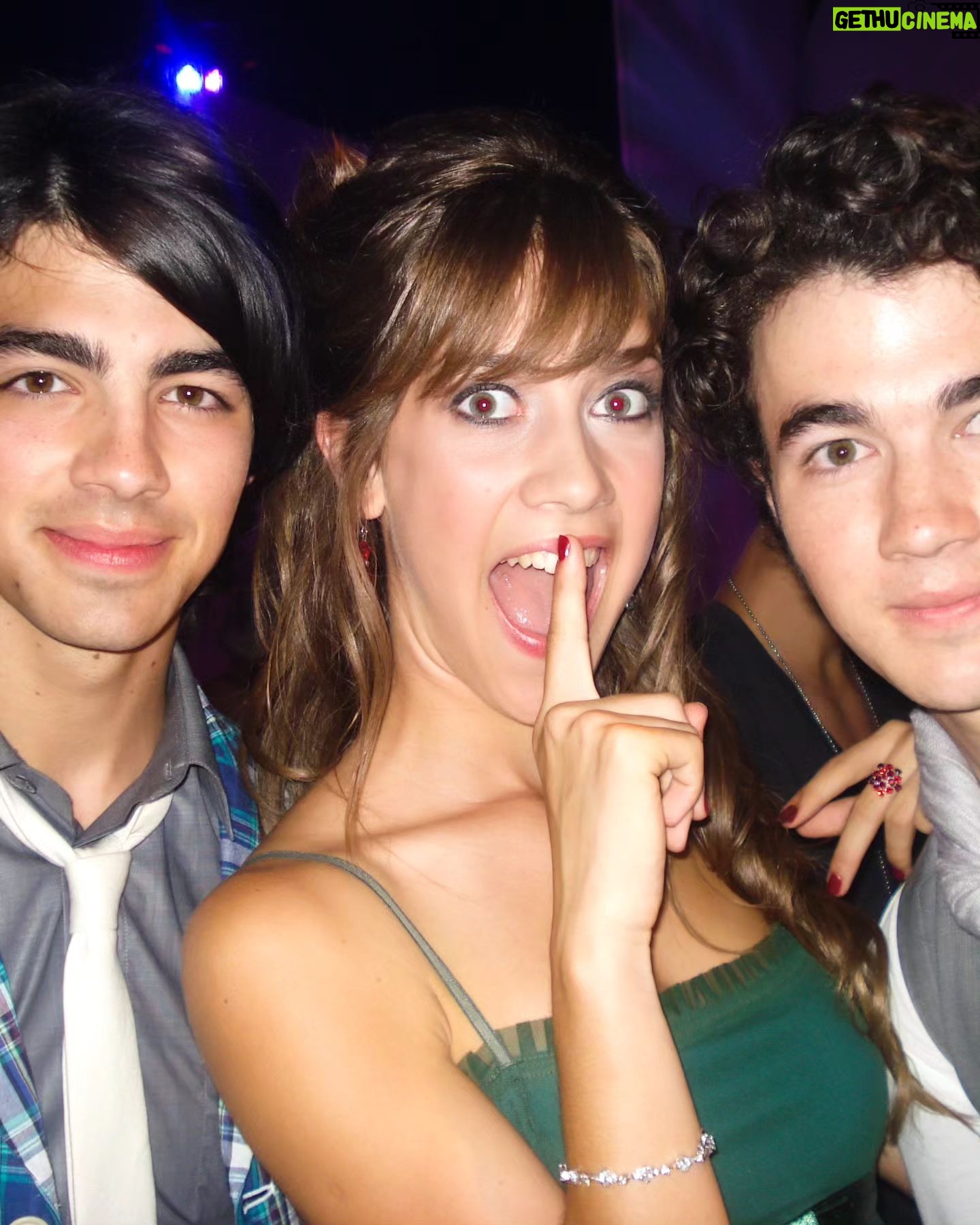 Clara Alonso - 104.9K Likes - 1.Ahora
2. Creo que 2010 cuando le abríamos sus conciertos en Latinoamérica.
3. 2008, "trabajando" en los Disney Channel Games en Orlando
4. Tb
La vida🖤