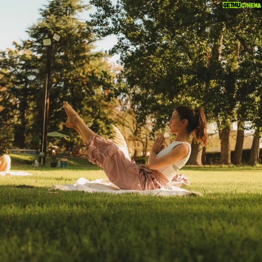 Clara Alonso Instagram - Un regalo. Viajar a Valle de Uco, Mendoza, a disfrutar de los pequeños placeres. Un rico vino, un atardecer en la montaña, comida casera, nuevos amigos, charlas inspiradoras. Un fogón y un concierto acústico, guiar una meditación para los demás, una pausa a la calma y al disfrute. Gracias @lacelia.arg por este viaje inolvidable. Gracias por traernos a conocer el corazón de sus vinos. Chin chin♡