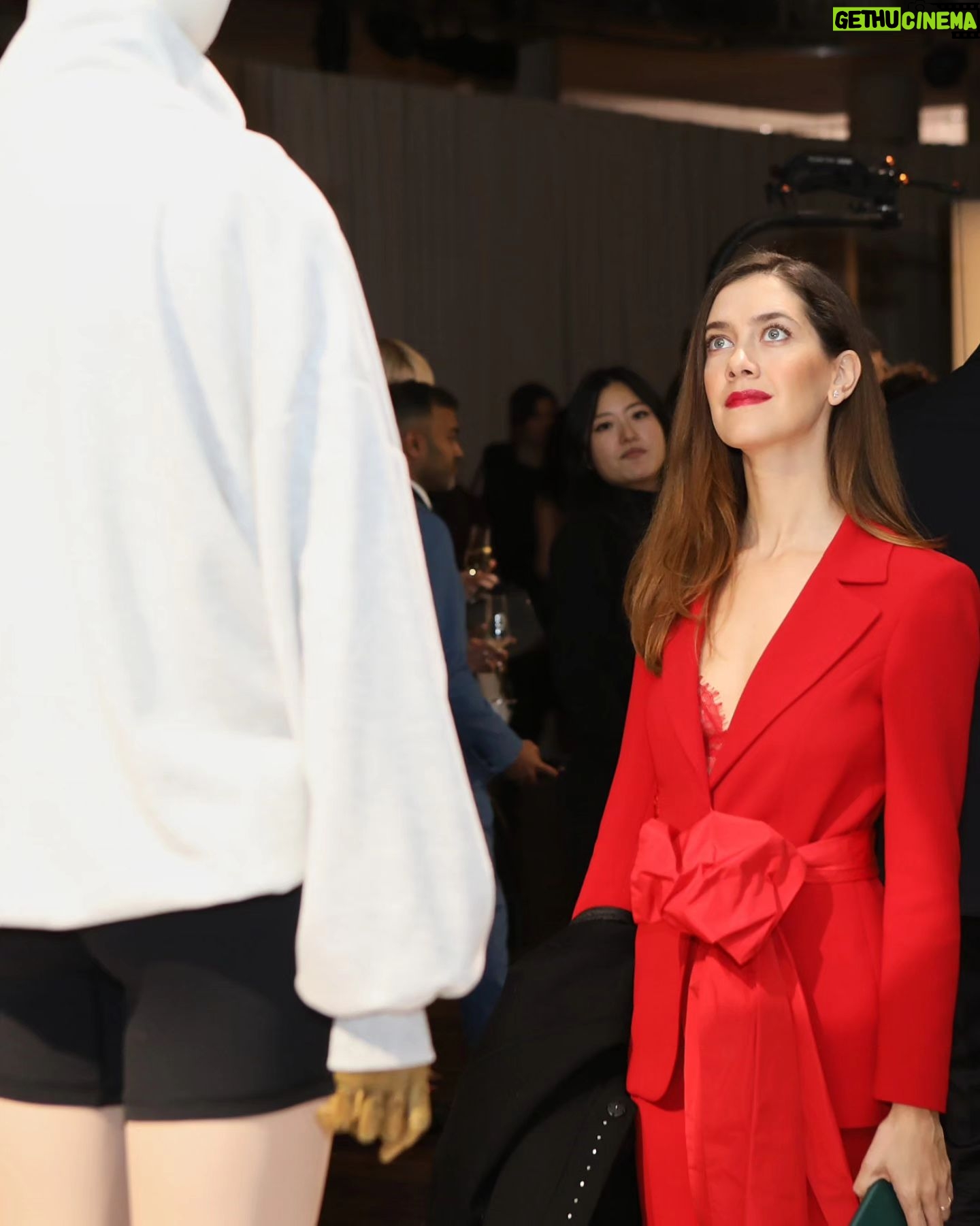 Clara Alonso Instagram - De rojo para la premiere mundial de #TheCrown en Londres💥 2. Un resúmen del evento. Lo que me gustó fue ver los vestuarios/arte de la serie en vivo. 5. Si hubiese nacido en Inglaterra 7 años después, quizás podría haber hecho de Kate Middleton, ¿no? Gracias @chenetflix y @netflixlat por este viaje de película. "The crown" por siempre en mi corazón.