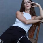 Clara Alonso Instagram - Acá, siendo también Clara. Esta semana de lluvia escribí mucho, mucho. Escribí en secreto. Fui a entrenamiento actoral, a clases de guión, de guitarra, a la psicóloga. Canté. Me di cuentq que estoy buscando mi verdadera voz, lo que realmente quiero decir tanto en la vida, como en las historias que quiero contar. Me pienso en relación a la escritura, y trato de recordar lo que decía, lo que escondía, lo que temía que fuera leído. Ando abriéndome a lo nuevo, haciendo espacio, buscando mis historias. Y esta fotito de mi book de actriz... siendo yo. #makeup y pelo @zehnmakeup #ph @juanmartinuranga