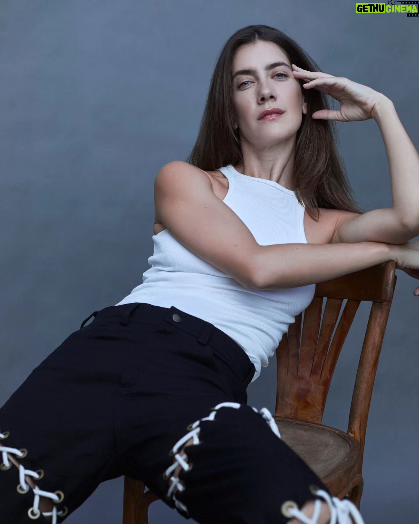 Clara Alonso Instagram - Acá, siendo también Clara. Esta semana de lluvia escribí mucho, mucho. Escribí en secreto. Fui a entrenamiento actoral, a clases de guión, de guitarra, a la psicóloga. Canté. Me di cuentq que estoy buscando mi verdadera voz, lo que realmente quiero decir tanto en la vida, como en las historias que quiero contar. Me pienso en relación a la escritura, y trato de recordar lo que decía, lo que escondía, lo que temía que fuera leído. Ando abriéndome a lo nuevo, haciendo espacio, buscando mis historias. Y esta fotito de mi book de actriz... siendo yo. #makeup y pelo @zehnmakeup #ph @juanmartinuranga