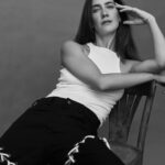 Clara Alonso Instagram - Acá, siendo también Clara. Esta semana de lluvia escribí mucho, mucho. Escribí en secreto. Fui a entrenamiento actoral, a clases de guión, de guitarra, a la psicóloga. Canté. Me di cuentq que estoy buscando mi verdadera voz, lo que realmente quiero decir tanto en la vida, como en las historias que quiero contar. Me pienso en relación a la escritura, y trato de recordar lo que decía, lo que escondía, lo que temía que fuera leído. Ando abriéndome a lo nuevo, haciendo espacio, buscando mis historias. Y esta fotito de mi book de actriz... siendo yo. #makeup y pelo @zehnmakeup #ph @juanmartinuranga