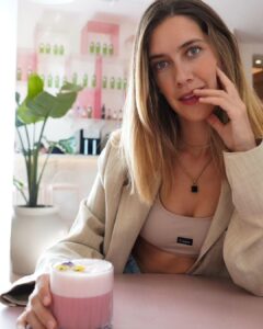 Clara Alonso Instagram - Pienso mucho. Sobre pienso. Mucho más de lo que digo, de lo que muestro o de lo que escribo. Como suelo arrancar o cerrar mis días pensando en todo lo que no hice, o que no logré, esta mañana decidí hacer un listado de cosas que sí logro/hago. Y empezó así: .salgo a andar en bici a diario. .sigo tomando clases de guitarra. .empecé un curso de guión. .estoy tratando de ser más ordenada. .hoy hice mi primer lemon pie. (En todas las afirmaciones podría agregar un PERO.. pero mejor, vamos así♡) ¿Ustedes? ¿Me cuentan un pequeño logro de sus días?