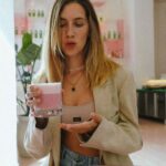 Clara Alonso Instagram – Pienso mucho. Sobre pienso. Mucho más de lo que digo, de lo que muestro o de lo que escribo. 

Como suelo arrancar o cerrar mis días pensando en todo lo que no hice, o que no logré, esta mañana decidí hacer un listado de cosas que sí logro/hago. Y empezó así:

.salgo a andar en bici a diario.
.sigo tomando clases de guitarra.
.empecé un curso de guión.
.estoy tratando de ser más ordenada.
.hoy hice mi primer lemon pie.

(En todas las afirmaciones podría agregar un PERO.. pero mejor, vamos así♡)

¿Ustedes? ¿Me cuentan un pequeño logro de sus días?