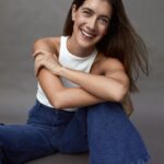 Clara Alonso Instagram - Soy Clara, me encanta aprender cosas nuevas. Estoy estudiando guión, guitarra. Cocino. Invento cada vez que cocino. Me di cuenta que escucho poco en la calle, suelo aislarme con auriculares y música, y me pierdo diálogos. Me encanta actuar y viajar por trabajo. Me encantaría estar haciendo una película o una serie en este momento. Como no estoy filmando, estoy escribiendo una, ojalá en algun tiempo tenga el valor de hacerla. Ya les contaré más adelante. Me gusta hacer fotos y más filmar. La cámara es el objeto que más me sorprende. No puedo entender como los momentos quedan para inmortalizados simplemente con poner rec. Esta foto es nueva y me encanta. Gracias @zehnmakeup por el #makeup y #pelo @juanmartinuranga por la foto Y @cibelesonline por el look♡