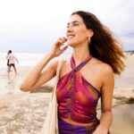 Clara Alonso Instagram - El reto de CALMAR cuando todo parece correr. No sé si les pasa como a mi, que aveces estamos aceleradísimos... por el ritmo de la ciudad, de las redes, de la expectativa. Estos años estoy tratando de encontrar MI RITMO... el ritmo de las cosas que me hacen bien, de los pensamientos que me fortalecen. Sin duda el MAR, en esos rincones donde no hay nadie, me logra conectar con lo más puro y salvaje de la naturaleza y la vida. Ahí las ideas fluyen, aparecen canciones, dibujo en la arena. Que tengan una hermosa semana♡♡♡♡♡♡