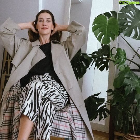 Clara Alonso Instagram - PRINTS. Arranca una serie de videos con looks de diferentes estilos. Hoy: ANIMAL PRINT. Me encanta combinarlos, repetirlos, y usarlos mil veces. A pesar de tener varias prendas con esta estampa, siento que siempre el dibujo o el color es diferente y le da un toque especial. Así que si tienen algo de Animal print, ANÍMENSE a usarlo🐅.