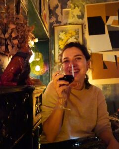 Clara Alonso Instagram - Siempre celebrando nuestra amistad❤️ ¡Y van 12 años! Que locura el paso del tiempo. Parece ayer cuando haciamos las primeras cenitas en Buenos Aires después de filmar. Chin chin x la amistad