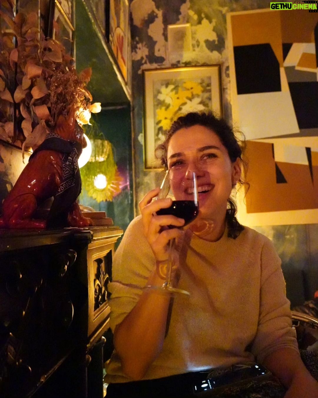 Clara Alonso - 16.9K Likes - Siempre celebrando nuestra amistad❤️
¡Y van 12 años! Que locura el paso del tiempo. Parece ayer cuando haciamos las primeras cenitas en Buenos Aires después de filmar. Chin chin x la amistad