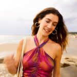 Clara Alonso Instagram - El reto de CALMAR cuando todo parece correr. No sé si les pasa como a mi, que aveces estamos aceleradísimos... por el ritmo de la ciudad, de las redes, de la expectativa. Estos años estoy tratando de encontrar MI RITMO... el ritmo de las cosas que me hacen bien, de los pensamientos que me fortalecen. Sin duda el MAR, en esos rincones donde no hay nadie, me logra conectar con lo más puro y salvaje de la naturaleza y la vida. Ahí las ideas fluyen, aparecen canciones, dibujo en la arena. Que tengan una hermosa semana♡♡♡♡♡♡