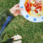 Clara Alonso Instagram – La cocina como mi gran espacio creativo. La comida como mi deseo   fácil de satisfacer.
Cosas de la semana. Platos que me preparé, cositas que hice, lugares a los que fui.

Un popurrí de amor entre el ritmo de la semana, las obligaciones, las cosas que nadie sabe, las clases de guión, los estrenos de amigos y los encuentros.