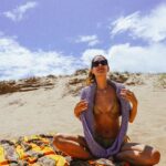 Clara Alonso Instagram - 🐚🐚🐚 Mucha playa y mucha protección solar. Y sweaters porque está bastante ventoso. Y tuppers, porque nada mejor que picnic en la playa. Buen inicio de año para todxs♡♡ Feliz verano para lxs del hemisferio sur🐚