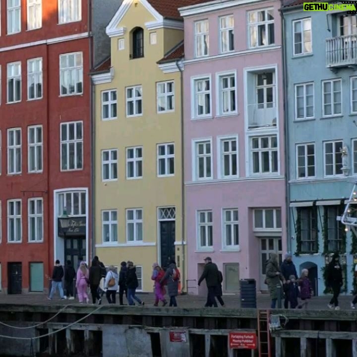 Clara Alonso Instagram - Mi primera vez en Copenhagen, Dinamarca. Estoy encanta con su arquitectura, con el diseño, con la filosofía de vida de los daneses y gente que vive acá. La próxima vendré en verano, para conocer su otra cara. Es verdad que el clima puede ser hostil, pero que ciudad encantadora♡. ¿Algunx conoce? ¿Quieren compartir sus spots favoritos?