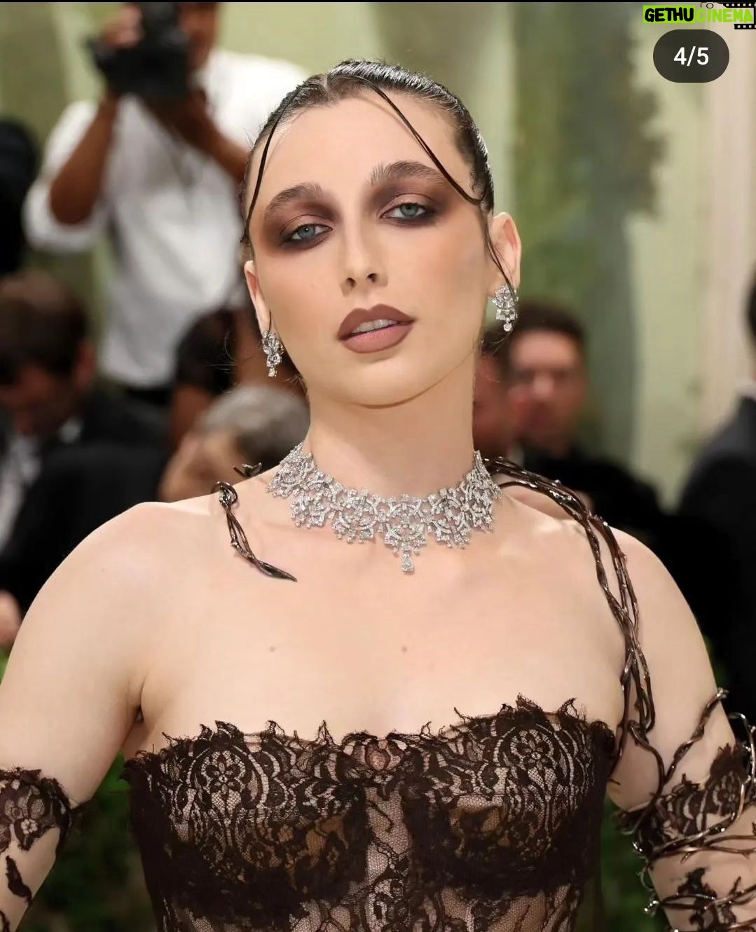 Clara Alonso Instagram - Recreando 2 #makup de la #metgala . El de #emmachamberlain y el de #ellefanning ¿Quieren los tutoriales? ¿Cuál está mejor conseguido?
