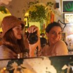 Clara Alonso Instagram – Siempre celebrando nuestra amistad❤️
¡Y van 12 años!  Que locura el paso del tiempo. Parece ayer cuando haciamos las primeras cenitas en Buenos Aires después de filmar.  Chin chin x la amistad