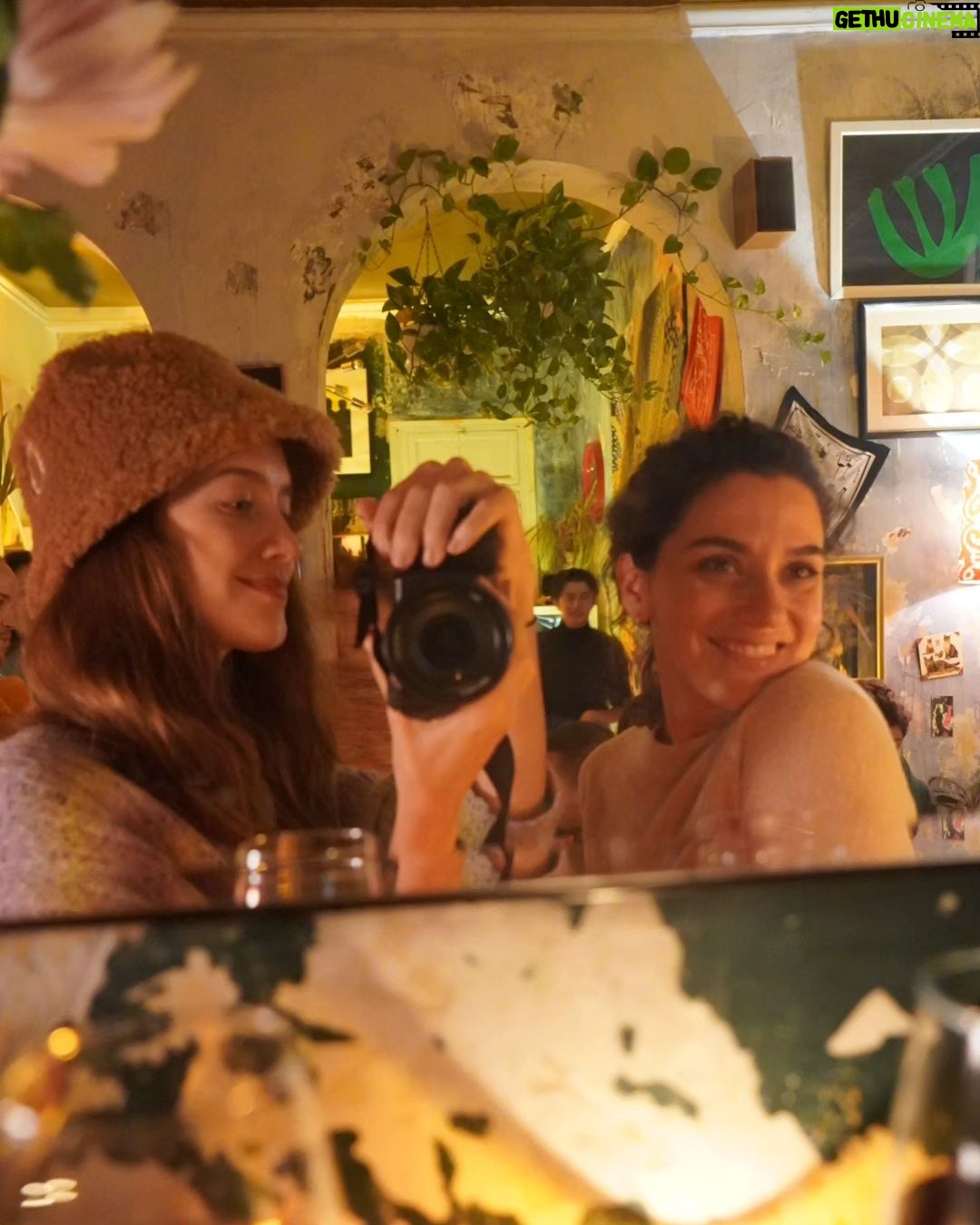 Clara Alonso - 16.9K Likes - Siempre celebrando nuestra amistad❤️
¡Y van 12 años! Que locura el paso del tiempo. Parece ayer cuando haciamos las primeras cenitas en Buenos Aires después de filmar. Chin chin x la amistad