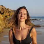 Clara Alonso Instagram – Cuando era chica, generalmente viajaba con mi familia 15 días a la playa en verano. Recuerdo la melancolía que me daba despedirme y ver el mar por última vez hasta el siguiente verano. 

Al crecer, eso fue cambiando. Me encanta que la vida me sorprenda llegando a la playa en momentos inesperados. 

Para mi la playa es mar, es desconectar, es hacer yoga, es meter los pies en el agua, es quedarme hasta que se vaya el sol. Es tomar mates, jugar a las cartas, es llenarme de arena. 

Algunas fotitos de una aventura express a Cádiz.