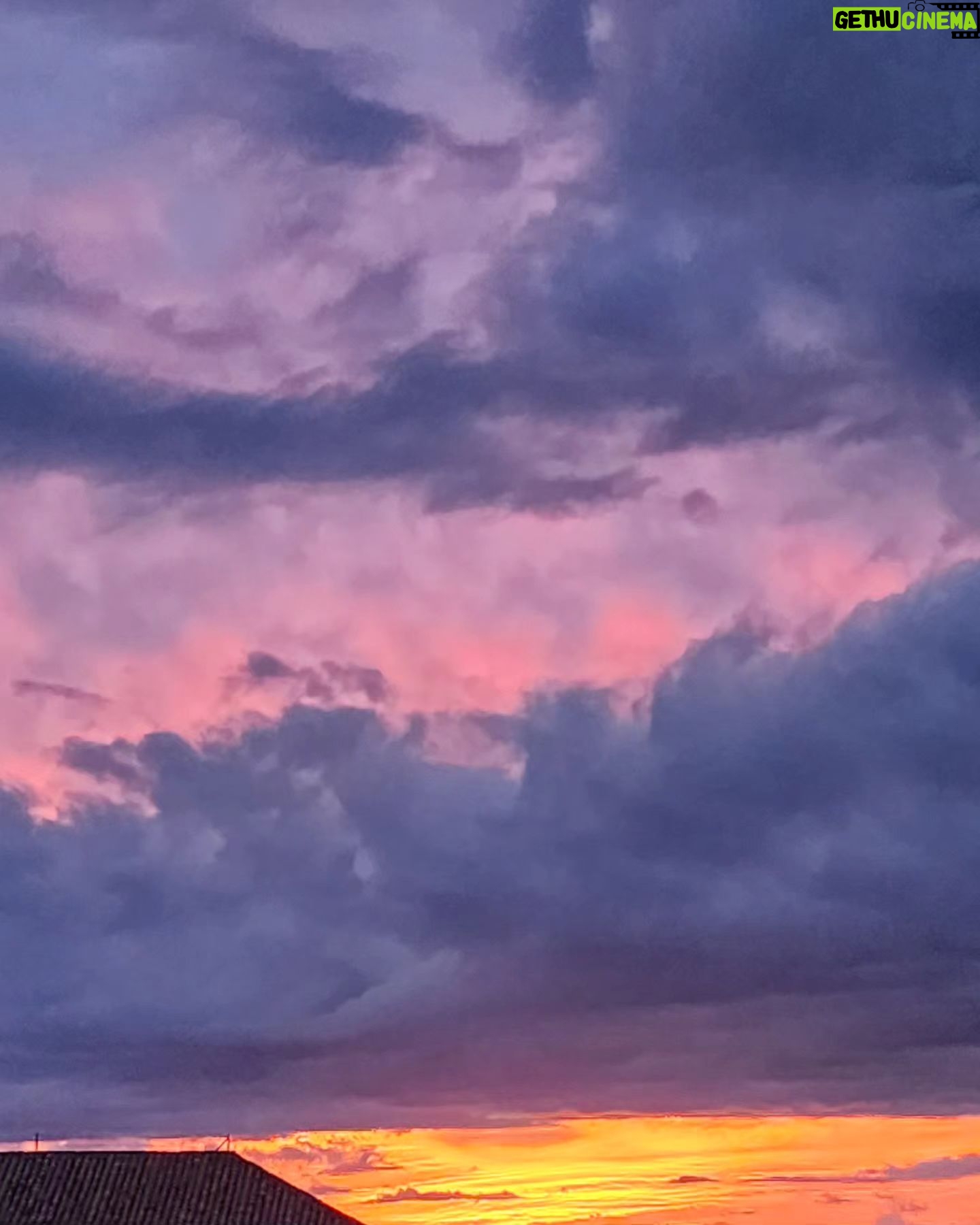 Clara Alonso Instagram - Arrancando una semana que va a ser de muchos planes y teatro, y escritura, y amigas, y amor. Al menos así pinta. Lxs animo a hacer 1 cosa en la semana que no esté en su rutina, pero que los anime/ilusione/haga felices♡ Después cuentenme que es♡
