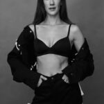 Clara Alonso Instagram – 🖤🕳👁🕸🪄♟️🕯

#makeup @zehnmakeup 
#ph @juanmartinuranga 
#look @hotel_estudio