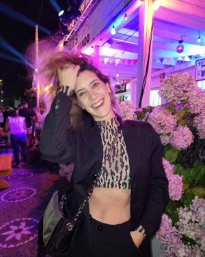 Clara Alonso Instagram - Cerrando un año espectacular. Este 2023 fue tan esperado e inesperado a la vez que va a ser inolvidable.

Recibiendo al 2024 con emoción, un poco de nostalgia de  lo que fue el 2023 y con ganas de ir a por más♡. 

Ojalá en este año tengamos salud, oportunidades, amor, nos animemos a hacer eso que nos hace felices y estemos más conectados (y no virtualmente 😛)

Ojalá aprendamos a ver lo que tenemos y somos y no lo que nos falta, entendamos que somos suficientes y confiemos más en nuestras capacidades. 

Gracias por este año compartido. Gracias a lxs de siempre, a lxs nuevos y a lxs que vendrán. Gracias por llenar este espacio de mensajes amorosos.

Feliz 2024♡

#2024 #happynewyear