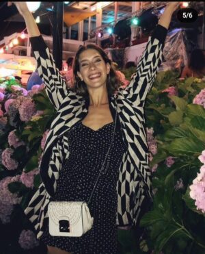 Clara Alonso Instagram - Cerrando un año espectacular. Este 2023 fue tan esperado e inesperado a la vez que va a ser inolvidable.

Recibiendo al 2024 con emoción, un poco de nostalgia de  lo que fue el 2023 y con ganas de ir a por más♡. 

Ojalá en este año tengamos salud, oportunidades, amor, nos animemos a hacer eso que nos hace felices y estemos más conectados (y no virtualmente 😛)

Ojalá aprendamos a ver lo que tenemos y somos y no lo que nos falta, entendamos que somos suficientes y confiemos más en nuestras capacidades. 

Gracias por este año compartido. Gracias a lxs de siempre, a lxs nuevos y a lxs que vendrán. Gracias por llenar este espacio de mensajes amorosos.

Feliz 2024♡

#2024 #happynewyear
