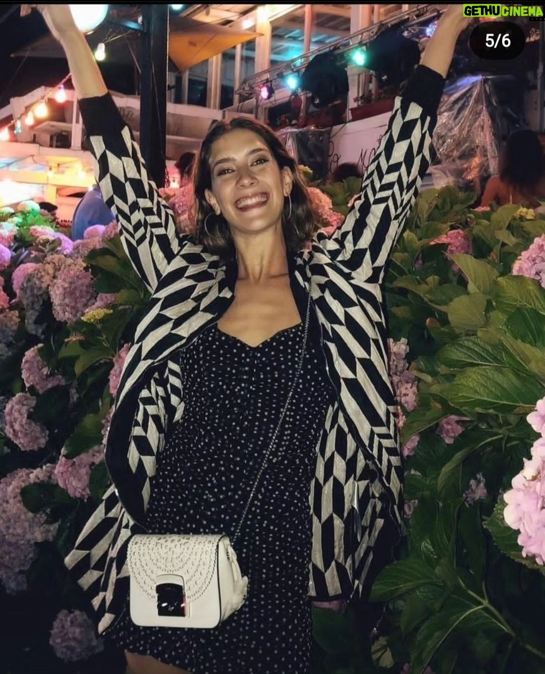 Clara Alonso - 14.9K Likes - Cerrando un año espectacular. Este 2023 fue tan esperado e inesperado a la vez que va a ser inolvidable.
Recibiendo al 2024 con emoción, un poco de nostalgia de lo que fue el 2023 y con ganas de ir a por más♡.
Ojalá en este año tengamos salud, oportunidades, amor, nos animemos a hacer eso que nos hace felices y estemos más conectados (y no virtualmente 😛)
Ojalá aprendamos a ver lo que tenemos y somos y no lo que nos falta, entendamos que somos suficientes y confiemos más en nuestras capacidades.
Gracias por este año compartido. Gracias a lxs de siempre, a lxs nuevos y a lxs que vendrán. Gracias por llenar este espacio de mensajes amorosos.
Feliz 2024♡
#2024 #happynewyear
