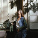 Clara Alonso Instagram – Abril, otra vez.
Y Buenos Aires se empieza a poner más amarilla, cambian las sombras, los olores, se caen las hojas  de los árboles y se acumulan en las veredas hasta que desaparecen no sé cómo.

Llega el fresquito, los cafés calientes, y los mates en la calle. Allá, la primavera. Y todo me produce melancolía♡

Mi look otoñal @potyhernandez