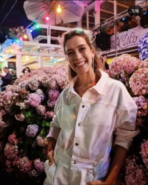 Clara Alonso Instagram - Cerrando un año espectacular. Este 2023 fue tan esperado e inesperado a la vez que va a ser inolvidable.

Recibiendo al 2024 con emoción, un poco de nostalgia de  lo que fue el 2023 y con ganas de ir a por más♡. 

Ojalá en este año tengamos salud, oportunidades, amor, nos animemos a hacer eso que nos hace felices y estemos más conectados (y no virtualmente 😛)

Ojalá aprendamos a ver lo que tenemos y somos y no lo que nos falta, entendamos que somos suficientes y confiemos más en nuestras capacidades. 

Gracias por este año compartido. Gracias a lxs de siempre, a lxs nuevos y a lxs que vendrán. Gracias por llenar este espacio de mensajes amorosos.

Feliz 2024♡

#2024 #happynewyear