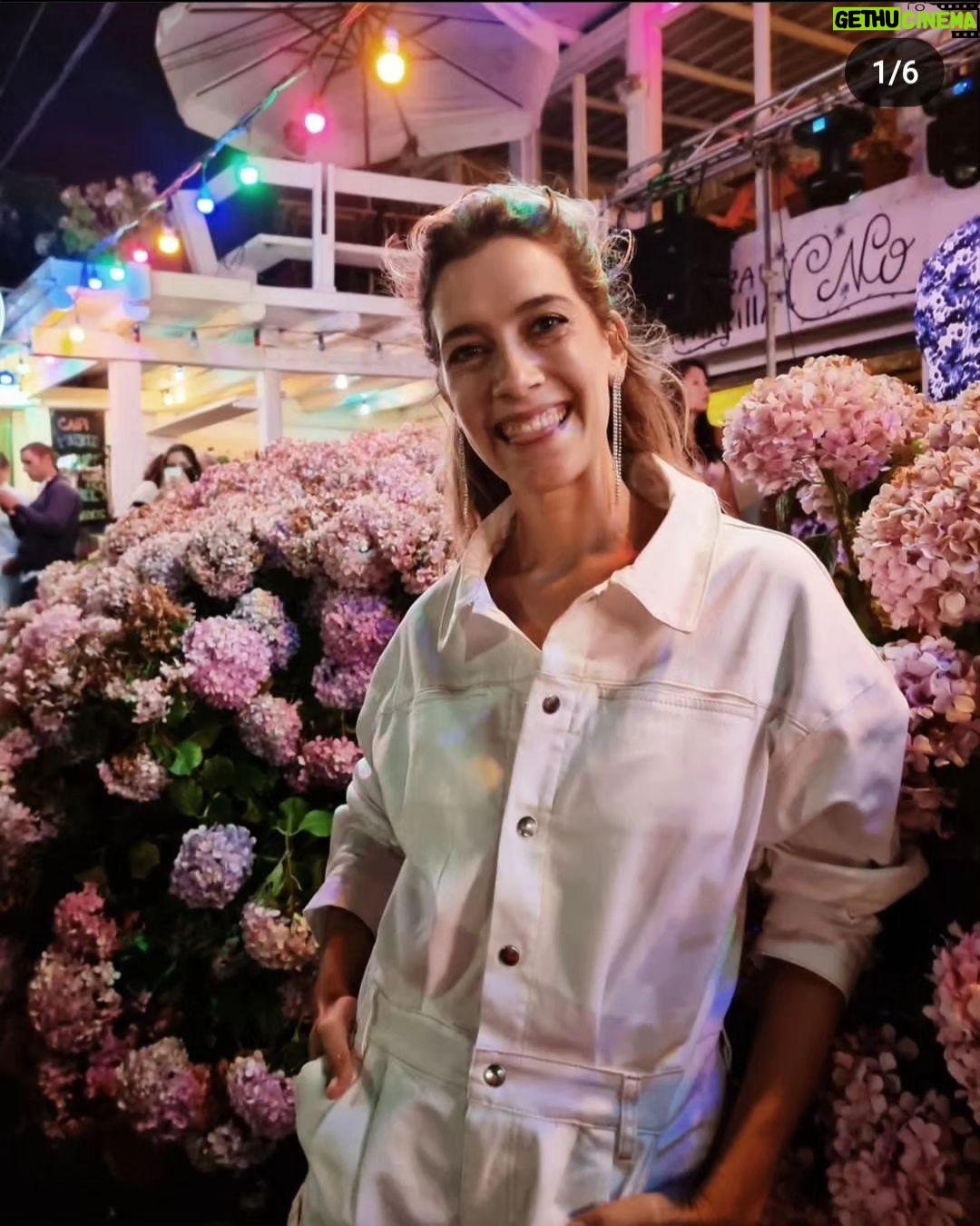 Clara Alonso - 14.9K Likes - Cerrando un año espectacular. Este 2023 fue tan esperado e inesperado a la vez que va a ser inolvidable.
Recibiendo al 2024 con emoción, un poco de nostalgia de lo que fue el 2023 y con ganas de ir a por más♡.
Ojalá en este año tengamos salud, oportunidades, amor, nos animemos a hacer eso que nos hace felices y estemos más conectados (y no virtualmente 😛)
Ojalá aprendamos a ver lo que tenemos y somos y no lo que nos falta, entendamos que somos suficientes y confiemos más en nuestras capacidades.
Gracias por este año compartido. Gracias a lxs de siempre, a lxs nuevos y a lxs que vendrán. Gracias por llenar este espacio de mensajes amorosos.
Feliz 2024♡
#2024 #happynewyear