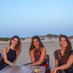 Clara Alonso Instagram - Cuando era chica, generalmente viajaba con mi familia 15 días a la playa en verano. Recuerdo la melancolía que me daba despedirme y ver el mar por última vez hasta el siguiente verano. Al crecer, eso fue cambiando. Me encanta que la vida me sorprenda llegando a la playa en momentos inesperados. Para mi la playa es mar, es desconectar, es hacer yoga, es meter los pies en el agua, es quedarme hasta que se vaya el sol. Es tomar mates, jugar a las cartas, es llenarme de arena. Algunas fotitos de una aventura express a Cádiz.