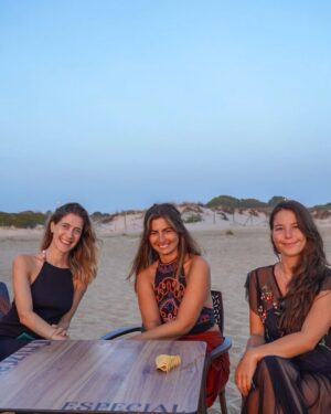 Clara Alonso Instagram - Cuando era chica, generalmente viajaba con mi familia 15 días a la playa en verano. Recuerdo la melancolía que me daba despedirme y ver el mar por última vez hasta el siguiente verano. 

Al crecer, eso fue cambiando. Me encanta que la vida me sorprenda llegando a la playa en momentos inesperados. 

Para mi la playa es mar, es desconectar, es hacer yoga, es meter los pies en el agua, es quedarme hasta que se vaya el sol. Es tomar mates, jugar a las cartas, es llenarme de arena. 

Algunas fotitos de una aventura express a Cádiz.