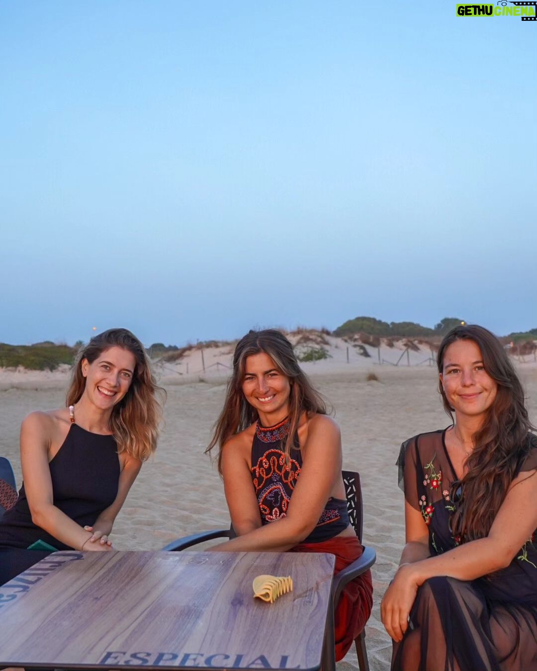 Clara Alonso - 15.4K Likes - Cuando era chica, generalmente viajaba con mi familia 15 días a la playa en verano. Recuerdo la melancolía que me daba despedirme y ver el mar por última vez hasta el siguiente verano.
Al crecer, eso fue cambiando. Me encanta que la vida me sorprenda llegando a la playa en momentos inesperados.
Para mi la playa es mar, es desconectar, es hacer yoga, es meter los pies en el agua, es quedarme hasta que se vaya el sol. Es tomar mates, jugar a las cartas, es llenarme de arena.
Algunas fotitos de una aventura express a Cádiz.