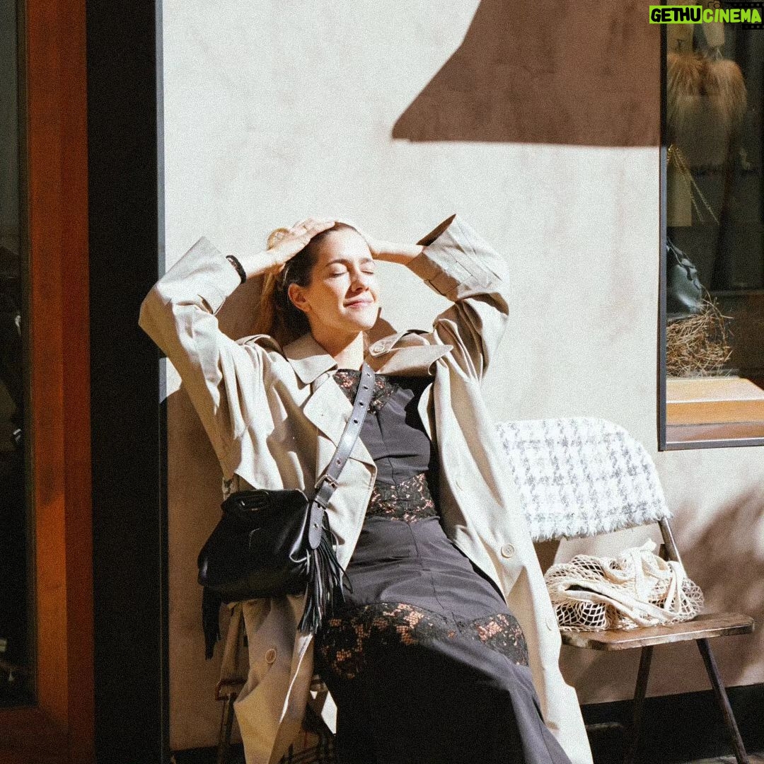 Clara Alonso Instagram - El otoño ya se siente. Buscando el solcito en todas partes ♡ que tengan un lindo domingo en donde sea que estén♡