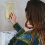 Clara Alonso Instagram – Abril, otra vez.
Y Buenos Aires se empieza a poner más amarilla, cambian las sombras, los olores, se caen las hojas  de los árboles y se acumulan en las veredas hasta que desaparecen no sé cómo.

Llega el fresquito, los cafés calientes, y los mates en la calle. Allá, la primavera. Y todo me produce melancolía♡

Mi look otoñal @potyhernandez