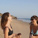 Clara Alonso Instagram – Cuando era chica, generalmente viajaba con mi familia 15 días a la playa en verano. Recuerdo la melancolía que me daba despedirme y ver el mar por última vez hasta el siguiente verano. 

Al crecer, eso fue cambiando. Me encanta que la vida me sorprenda llegando a la playa en momentos inesperados. 

Para mi la playa es mar, es desconectar, es hacer yoga, es meter los pies en el agua, es quedarme hasta que se vaya el sol. Es tomar mates, jugar a las cartas, es llenarme de arena. 

Algunas fotitos de una aventura express a Cádiz.