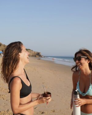 Clara Alonso Instagram - Cuando era chica, generalmente viajaba con mi familia 15 días a la playa en verano. Recuerdo la melancolía que me daba despedirme y ver el mar por última vez hasta el siguiente verano. 

Al crecer, eso fue cambiando. Me encanta que la vida me sorprenda llegando a la playa en momentos inesperados. 

Para mi la playa es mar, es desconectar, es hacer yoga, es meter los pies en el agua, es quedarme hasta que se vaya el sol. Es tomar mates, jugar a las cartas, es llenarme de arena. 

Algunas fotitos de una aventura express a Cádiz.