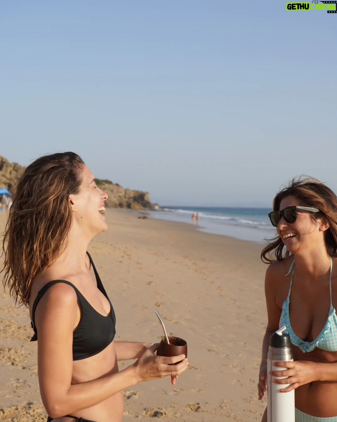 Clara Alonso - 15.4K Likes - Cuando era chica, generalmente viajaba con mi familia 15 días a la playa en verano. Recuerdo la melancolía que me daba despedirme y ver el mar por última vez hasta el siguiente verano.
Al crecer, eso fue cambiando. Me encanta que la vida me sorprenda llegando a la playa en momentos inesperados.
Para mi la playa es mar, es desconectar, es hacer yoga, es meter los pies en el agua, es quedarme hasta que se vaya el sol. Es tomar mates, jugar a las cartas, es llenarme de arena.
Algunas fotitos de una aventura express a Cádiz.